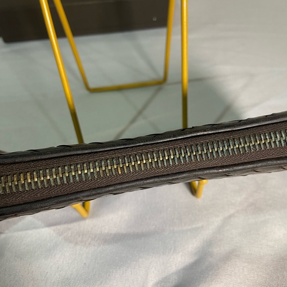 Bottega Veneta Unisex Brown Leather Zip-Around Wallet - Picture 6 of 8